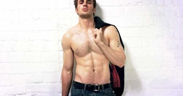 brutalen moški s povečanim penisom