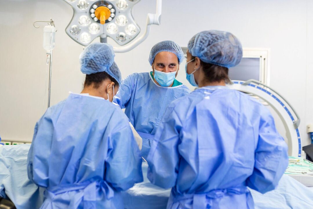 Plastični kirurgi izvajajo operacijo povečanja moškega penisa